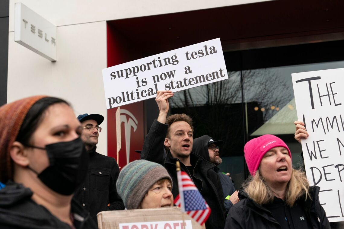 テスラのショールームの前で抗議する人々（3月15日､シアトル）Source: Bloomberg