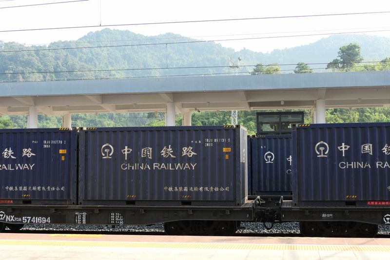 旅客列車はわずかだが、中国から直通の貨物列車は頻繁に通る（写真：谷川一巳）