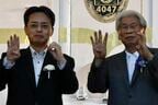 古宮社長（左）と水戸岡氏（右）が指で