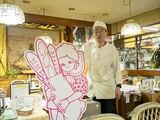 マスコットガールのリビエラちゃんのパネルと久米さん（筆者撮影）