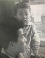 幼少期の江蔵さんと育ての父-（写真提供／江蔵智さん）