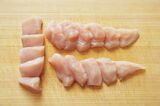 鶏むね肉をそぎ切りに（写真：『和食屋がこっそり教えるずるいほどに旨い鶏むねおかず』）