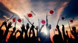 日本国旗を振る人々