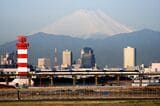 富士山をバックに走る東京モノレール（撮影：南正時）