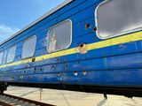 車体に無数の弾痕があるウクライナ鉄道の客車（写真：原忠之）