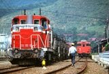 国鉄時代の足尾線（現・わたらせ渓谷鉄道）を走るキハ40系。DE10形牽引の貨物列車と並ぶ（撮影：南正時）