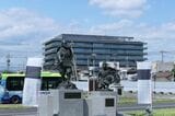 東武鉄道　太田駅　新田義貞・脇屋義助の像