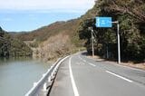 船明―相津間：船明トンネルに並行して天竜川（船明ダム湖）の東岸に設けられた国道152号を進む。テレビのバラエティ番組で有名になった「月まで3km」の道路標識が見える（筆者撮影）