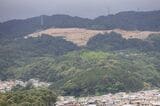 建設現場を含む平群の山。左下の端にある椿台の住民が原告となって林地開発許可の取り消しを求めている（撮影：河野博子）
