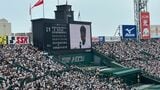 優勝を決めた直後インタビューに答える沖縄尚学・比嘉公也監督を大きく映し出した阪神甲子園球場のバックスクリーン（宮城良典さん撮影・提供）