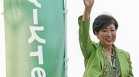 小池百合子の｢戦闘服｣はこう計算されている あの"風呂敷スカーフ"にも意図がある