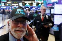 NYダウが最高値更新､2万5000ドル突破 わずか1年足らずのうちに5000ドルも上昇