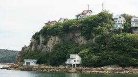 《島全体が別荘地》バブル遺産350軒､廃墟化も進む｢日本のエーゲ海｣で｢営業せずに取引の9割を握る｣大阪の不動産屋の正体