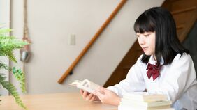 ｢本を読む子ども｣に育てるための3つの処方箋《親子でスマホの誘惑に負ける時代､読書はもはや修行？》大人の6割が月0冊