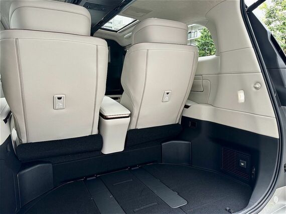 荷室は9.5インチのゴルフバッグを4個、横向きで重ね置きできる