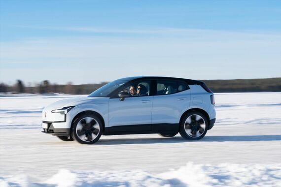 薄いブルー（クラウドブルー）がシングルモーター仕様（写真：Volvo Cars）