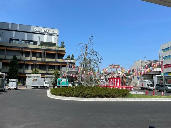 新しい建物と、祭りの櫓と