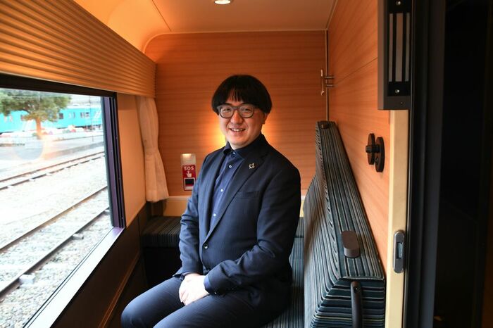 ６号車グリーン個室内の川西デザイナー