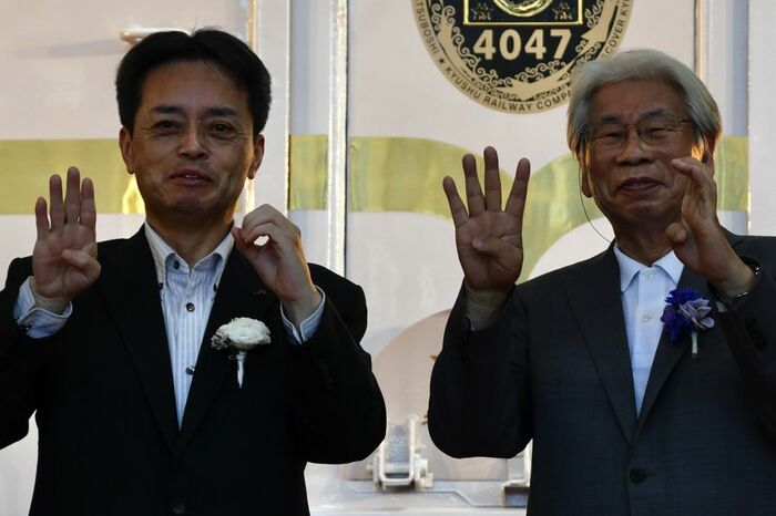 古宮社長（左）と水戸岡氏（右）が指で
