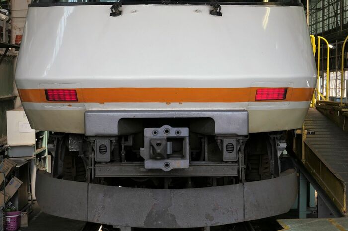 前面下部のオレンジのラインに標識灯兼尾灯