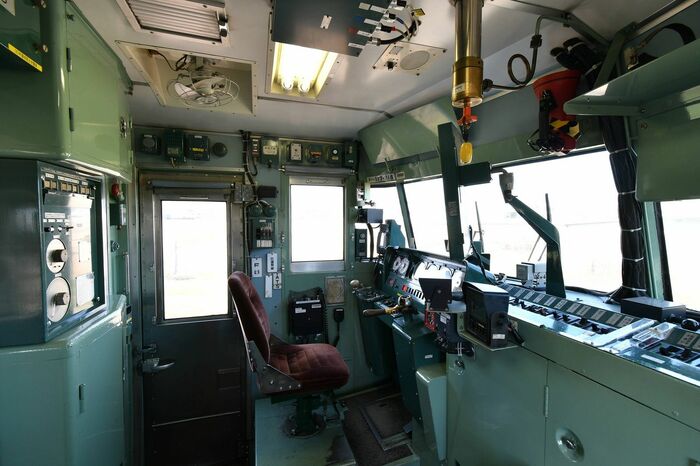 運転席部分は高床式で、視界確保と安全性の両立を図った