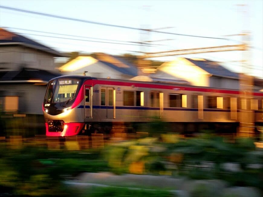 冬の早朝、新宿へ向かう上りの「京王ライナー」5000系（撮影：南正時）