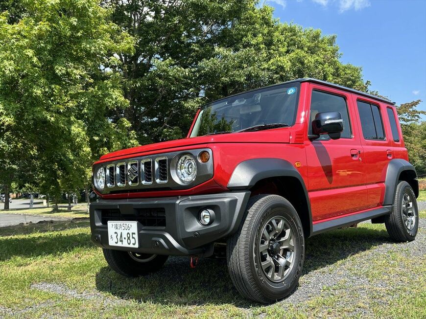シズリングレッドメタリック×ブラックルーフは新たに設定された新色（筆者撮影）