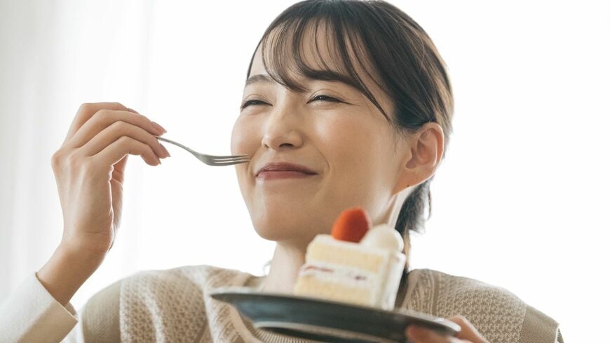 ご褒美のスイーツを食べると、かえって疲れがたまるという新事実が（写真：プラナ／PIXTA）