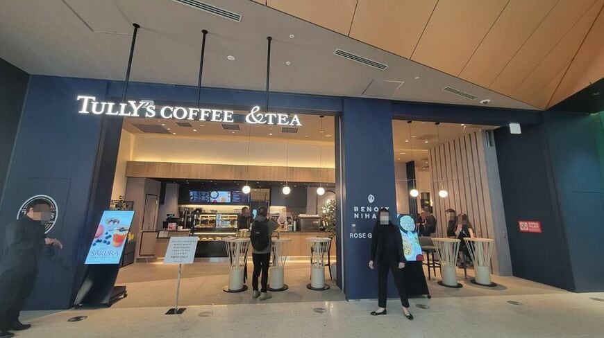 おなじみの「TULLY'S」のロゴの横には「＆TEA」の文字が加わる（筆者撮影）