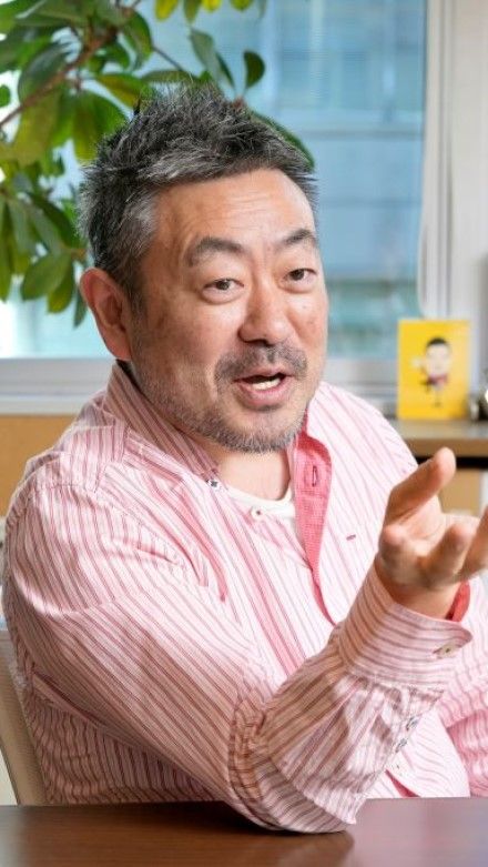 伊藤 羊一（いとう よういち） ／Zホールディングス Zアカデミア学長 東京大学経済学部卒。グロービス・オリジナル・MBAプログラム修了。1990年に日本興業銀行入行、企業金融、事業再生支援などに従事。2003年プラスに転じ、事業部門であるジョインテックスカンパニーにてロジスティクス再編、事業再編などを担当し、2011年より執行役員マーケティング本部長、2012年より同ヴァイスプレジデントとして事業全般を統括。かつてソフトバンクアカデミアに所属。孫正義氏へプレゼンし続け、国内CEOコース年間1位の成績を修めた経験を持つ。2015年4月にヤフー株式会社に転じ、次世代リーダー育成を行う。グロービス経営大学院客員教授として教壇に立つ。2021年4月武蔵野大学アントレプレナーシップ学部学部長に就任（撮影：梅谷秀司）