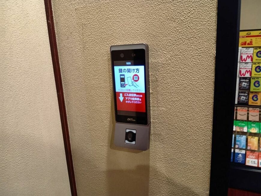 受付完了後、発行されたレシートに記載のQRコードをかざすと自動扉が開き、座席のあるフロアに進むことができる（筆者撮影）