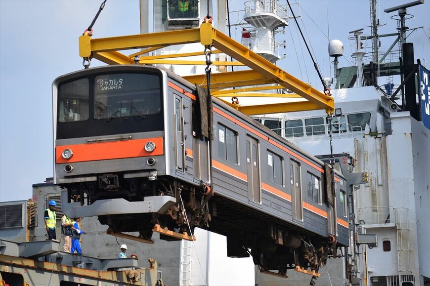 インドネシアに陸揚げされる元武蔵野線の205系。東洋電機製造製のVVVFインバーター装置を搭載した車両だ＝2018年4月（筆者撮影）