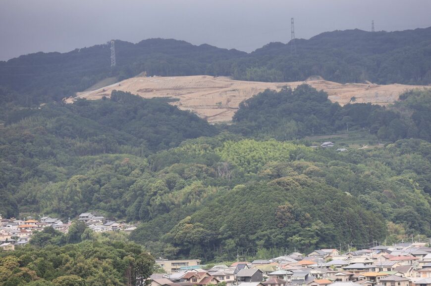 建設現場を含む平群の山。左下の端にある椿台の住民が原告となって林地開発許可の取り消しを求めている（撮影：河野博子）