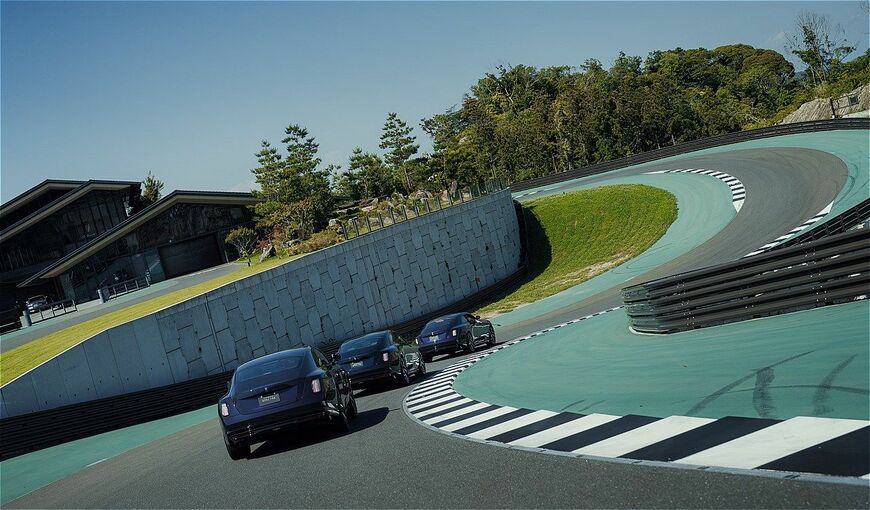 ロールス・ロイス「ブラック・バッジ・スペクター」（写真：ロールス・ロイス・モーター・カーズ）