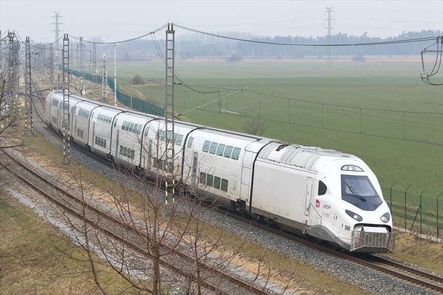 試運転するフランスの新型2階建て高速列車「TGV-M」。イタリアでの運行について「トンネルに干渉する恐れがある」と指摘された（撮影：橋爪智之）
