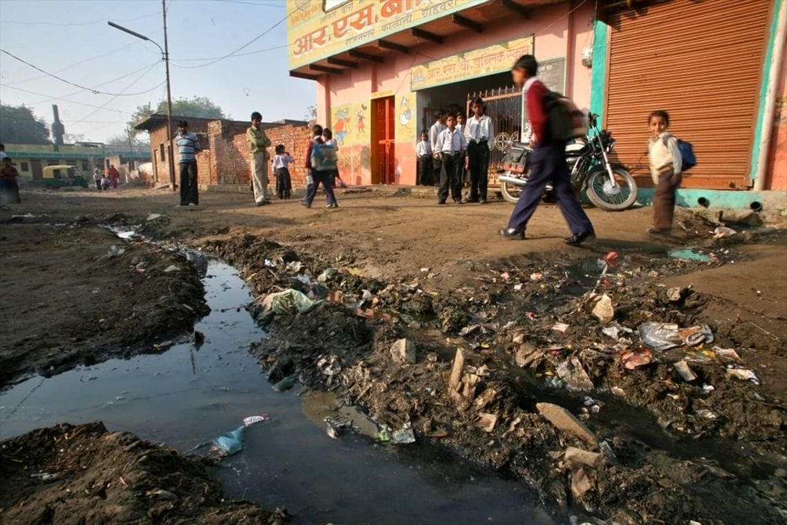 アグラでは多くが不衛生に流れる水と隣り合って暮らす