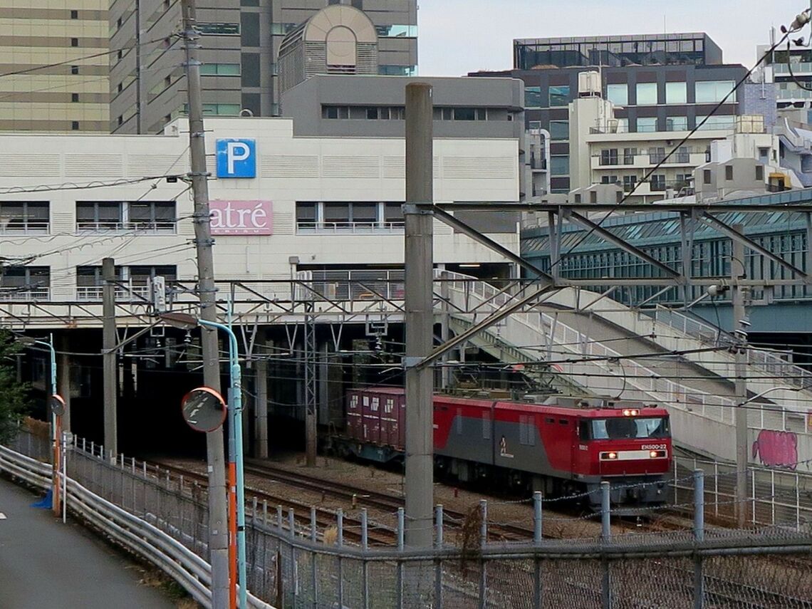 恵比寿駅付近の山手貨物線を走る貨物列車（筆者撮影）