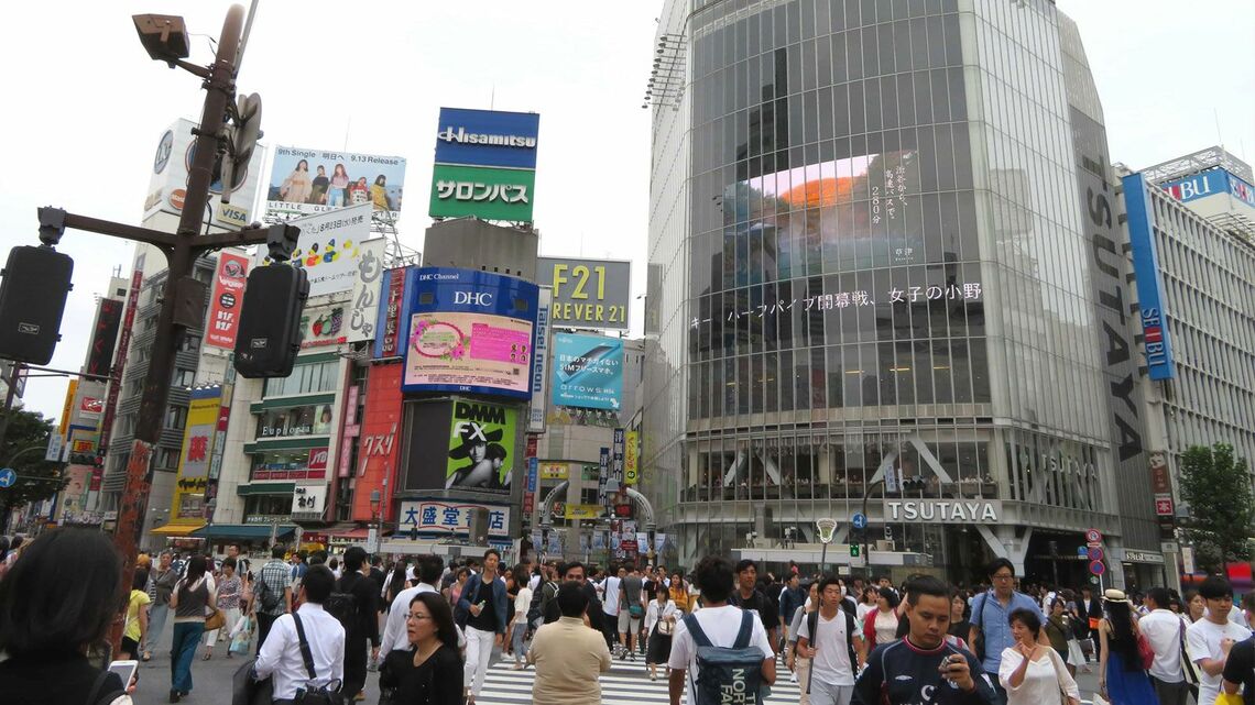 渋谷のスクランブル交差点は今も、外国人観光客などでにぎわっているが…（筆者撮影）