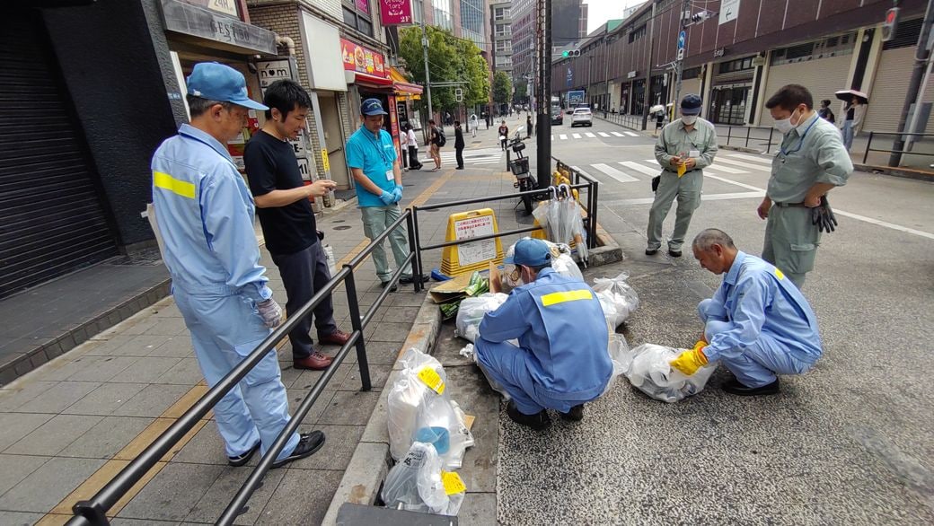 不適正排出者を特定している様子（筆者撮影）