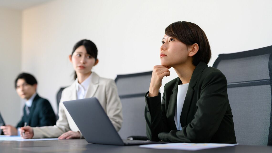 どの職場にも必ず1人は「嫌な人」がいるもの。そんな「職場の嫌な人」の、7つのタイプの特徴を紹介します（写真：Graphs／PIXTA）