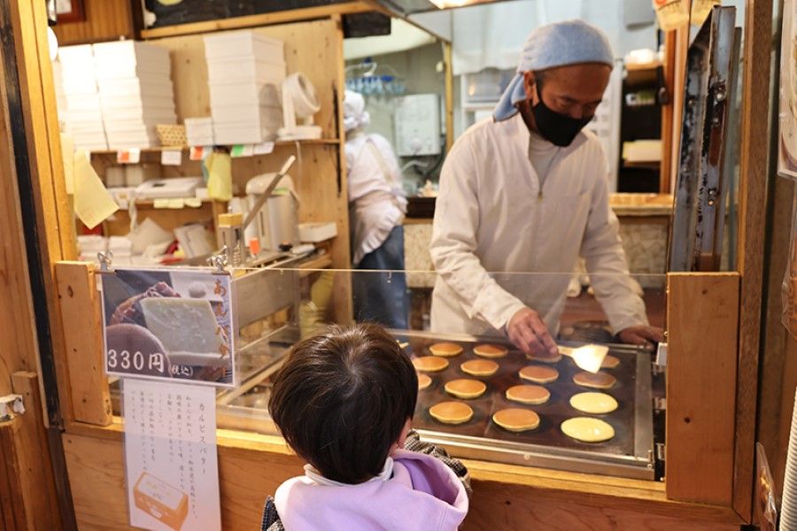 パンケーキを焼く様子を食い入るように眺める息子。店員さんが作り方を優しく説明してくれました