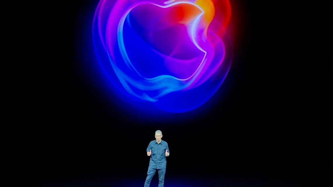 Apple Park Steve Jobs Theaterで世界のプレスに向けて、舞台挨拶をするTim Cook CEO（筆者撮影）