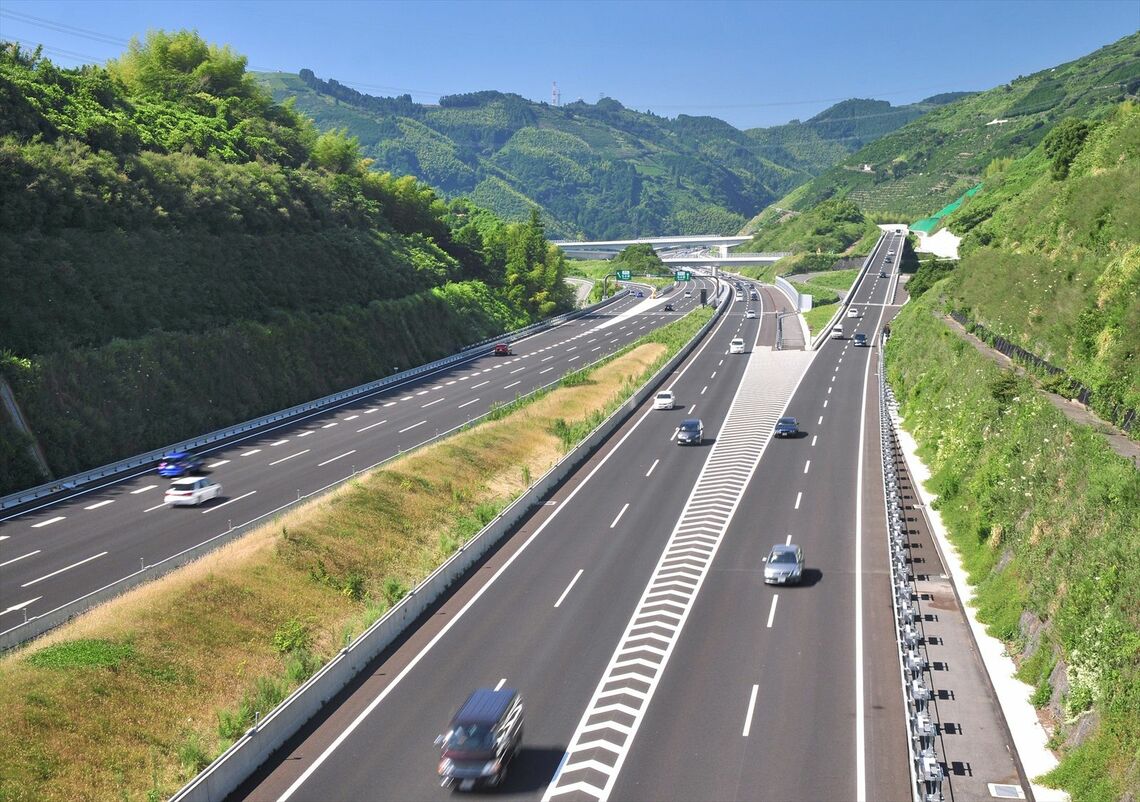 新東名も開通からすでに10年以上が経過している（写真：Mt223N / PIXTA）