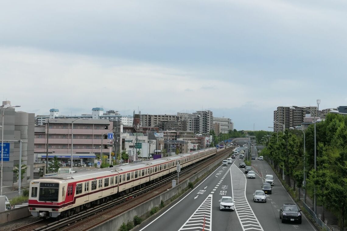 画面奥の大阪市中心部方面へ走る「なかもず」行き（記者撮影）