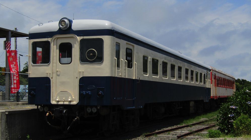 クラウドファンディングにより再塗装されたひたちなか海浜鉄道のキハ222（筆者撮影）