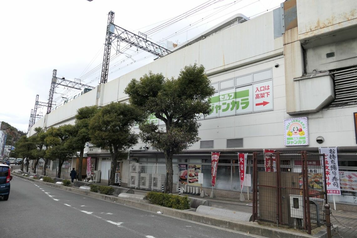 高架下の商業施設。京阪枚方ステーションモールのAブロック（記者撮影）