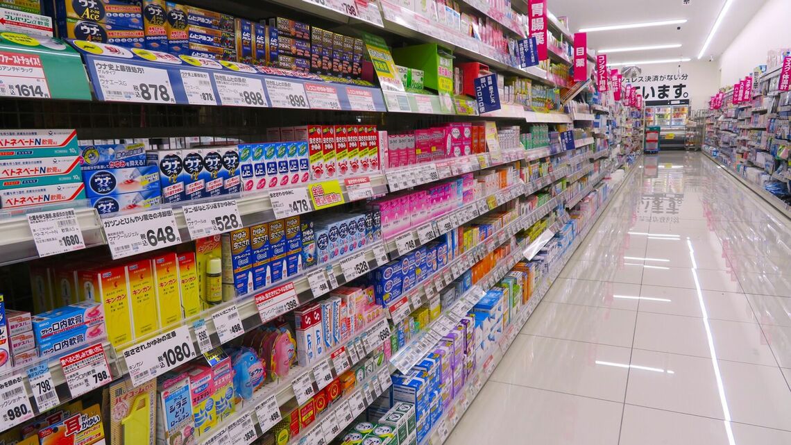 ドラッグストアで購入される商品の内訳をコロナ前の2019年6～8月と、2025年6～8月の期間で比較します（写真：月の砂漠／PIXTA）