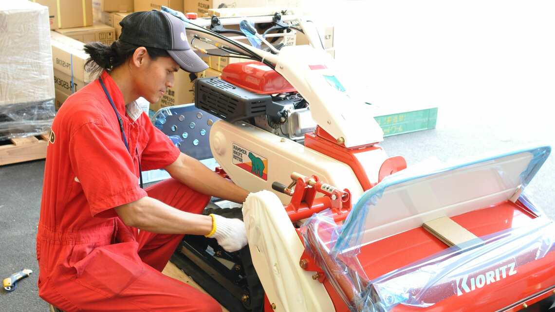 日本の農機具販売会社で働くミャンマー人社員（写真・J-SAT）