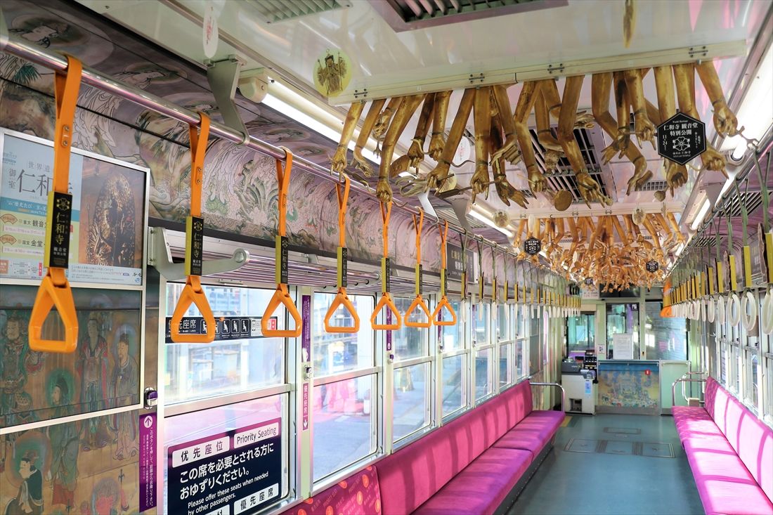 京福電気鉄道（嵐電）が2019年に運行した「嵐電・観音電車」の車内（写真：京福電気鉄道）