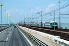 ヴェネツィアへの橋を渡るトレニタリア（イタリア鉄道）